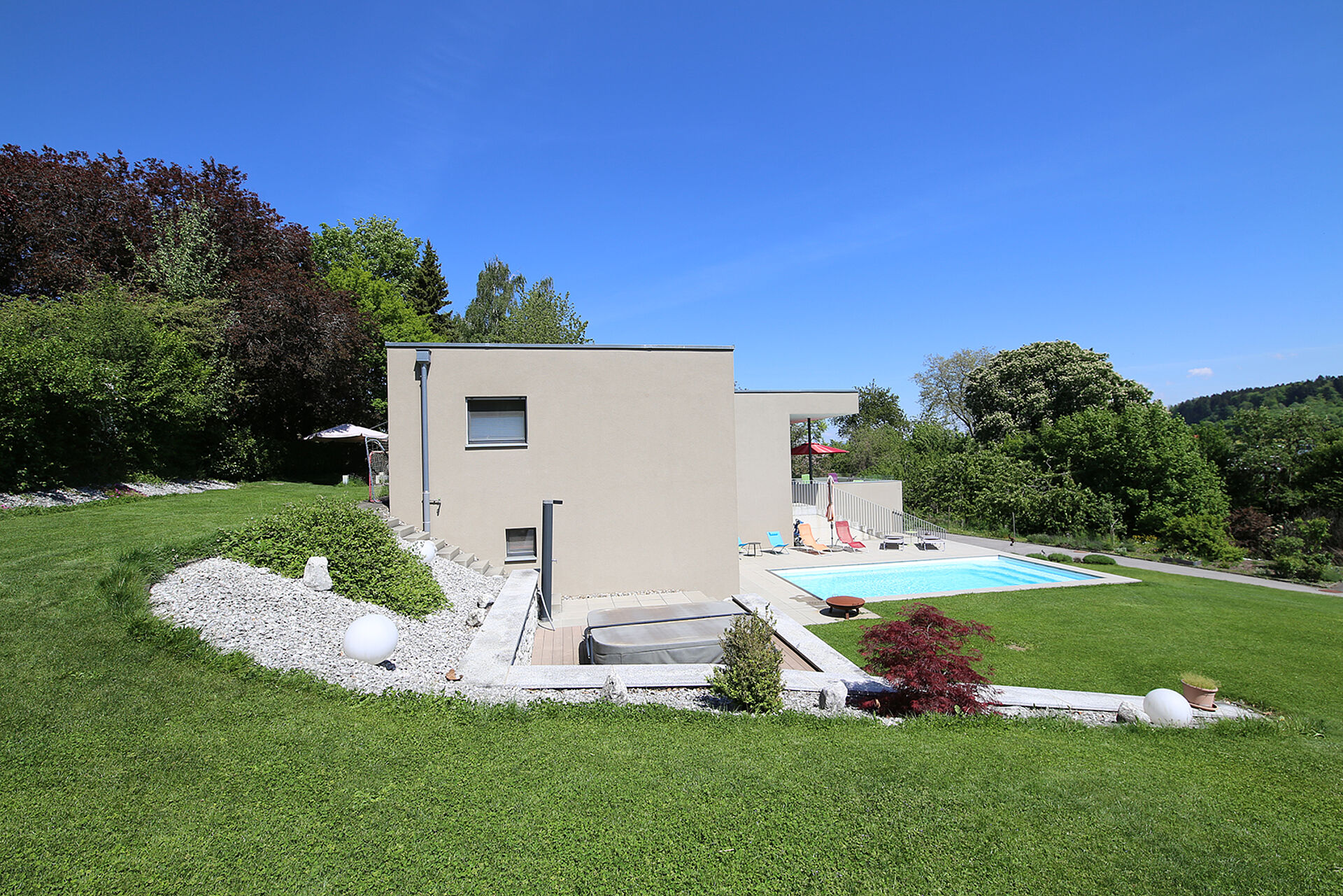 «EN EXCLUSIVITÉ» MAGNIFIQUE PROPRIÉTÉ CONTEMPORAINE DE 6,5 PIÈCES AVEC PISCINE EXTÉRIEURE ET PARCELLE DE 1’420 M2